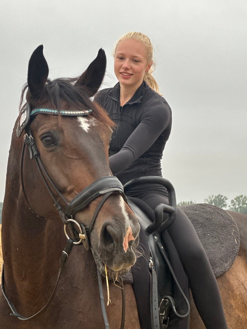 Justine Lindhorst, Trainerin, mit ihrem Pferd